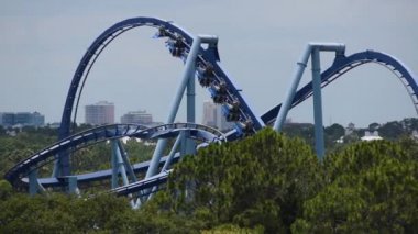 Orlando, Florida. 03 Haziran 2019. İnsanlar Seaworld 2 eğlenceli inanılmaz Manta Ray rollercoaster sahip.