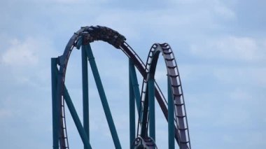 Orlando, Florida. 03 Haziran 2019. Seaworld'de Mako rollercoaster'ın keyfini çıkaran insanların en iyi görünümü