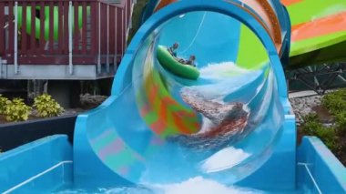 Orlando, Florida. 05 Haziran 2019. Seaworld 5'te Karakare Curl cazibe eğri şeklinde dalga zevk İnsanlar
