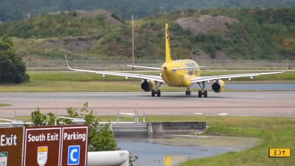 Orlando Florida Junio 2019 Avión Spirit Airlines Girando Pista Del — Vídeo de stock