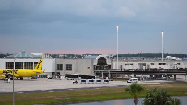 フロリダ州オーランド2019年6月03日 オーランド国際空港で日没の背景に離陸するスピリット航空の飛行機 — ストック動画