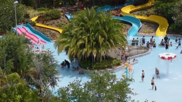올랜도 플로리다 2019년 03일 아쿠아티카에서 미끄럼과 수영장을 즐기는 부모와 아이들 — 비디오