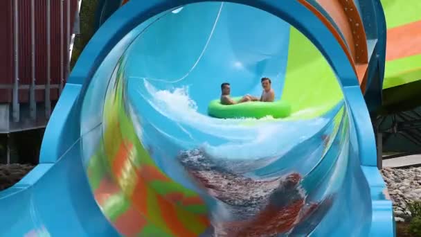 Orlando Florida June 2019 People Enjoying Curve Shaped Wave Karakare — Stock Video