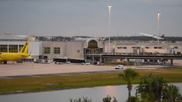 Orlando Florida Juni 2019 Delta Airlines Vliegtuig Opstijgen Zonsondergang Achtergrond — Stockvideo