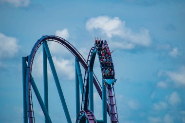 Orlando, Florida. 01 Temmuz 2019 . Seaworld 3 eğlenceli Mako roller coaster olan insanların Müthiş görünümü