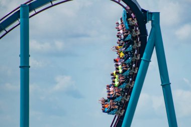 Orlando, Florida. 01 Temmuz 2019 . Seaworld 7 eğlenceli Mako roller coaster olan insanların Müthiş görünümü