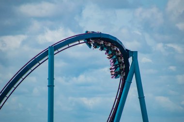 Orlando, Florida. 01 Temmuz 2019 . Seaworld 11 eğlenceli Mako roller coaster olan insanların Müthiş görünümü
