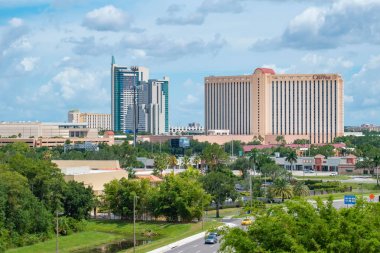 Orlando, Florida. 01 Temmuz 2019 . International Drive alanında Aquatica kulesinden Hyatt Regency ve Rosen Merkezi'nin panoramik görünümü 1