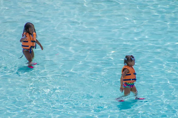 Orlando Florydzie Lipca 2019 Małe Dziewczynki Korzystających Basenu Aquatica — Zdjęcie stockowe