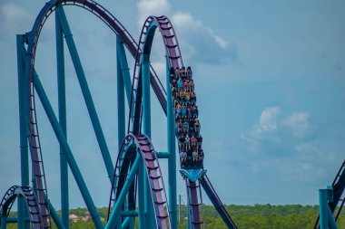 Orlando, Florida. 30 Haziran 2019 Seaworld 5'te Mako lunapark treninin keyfini çıkaran insanların inanılmaz görünümü.