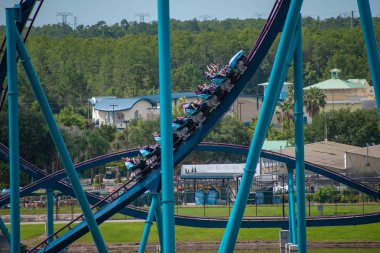 Orlando, Florida. 30 Haziran 2019 Seaworld 6'da Mako lunapark treninin keyfini çıkaran insanların inanılmaz görünümü.