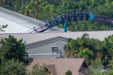 Orlando, Florida. 30 Haziran 2019 Seaworld 9'da Mako lunapark treninin keyfini çıkaran insanların inanılmaz görünümü