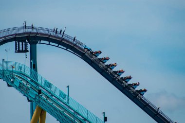  Orlando, Florida. 30 Haziran 2019 Seaworld 10'da Mako lunapark treninin keyfini çıkaran insanların inanılmaz görünümü