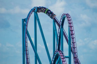 Orlando, Florida. 30 Haziran 2019 . Seaworld 3'te Mako rollercoaster'ın keyfini çıkaran insanların inanılmaz görünümü.