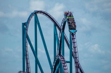 Orlando, Florida. 30 Haziran 2019 . Seaworld 4'te Mako rollercoaster'ın keyfini çıkaran insanların inanılmaz görünümü