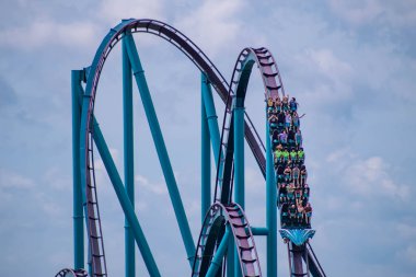 Orlando, Florida. 30 Haziran 2019 . Seaworld 5'te Mako rollercoaster'ın keyfini çıkaran insanların inanılmaz görünümü