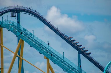 Orlando, Florida. 30 Haziran 2019 . Seaworld 6'da Mako rollercoaster'ın keyfini çıkaran insanların inanılmaz görünümü