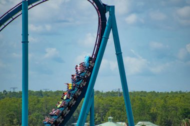 Orlando, Florida. 30 Haziran 2019 . Seaworld 9'da Mako rollercoaster'ın keyfini çıkaran insanların inanılmaz görünümü