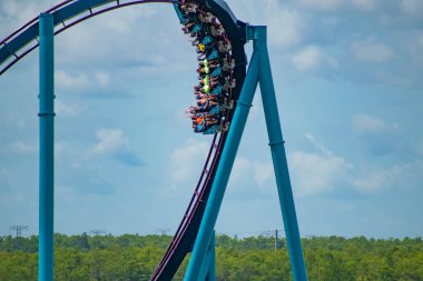 Orlando, Florida. 30 Haziran 2019 . Seaworld 11'de Mako rollercoaster'ın keyfini çıkaran insanların inanılmaz görünümü.
