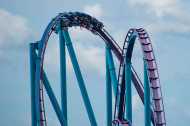 Orlando, Florida. 30 Haziran 2019 . Seaworld 1 eğlenceli Mako rollercoaster olan insanların Amazing görünümü