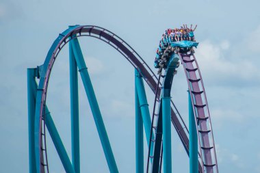Orlando, Florida. 30 Haziran 2019 . Seaworld 9 eğlenceli Mako rollercoaster olan insanların Amazing görünümü