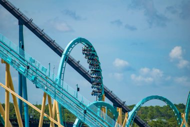Orlando, Florida. 30 Haziran 2019 . Seaworld 2'de Kraken rollercoaster'ın keyfini çıkaran insanların müthiş manzarası