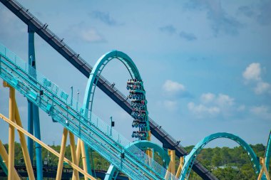 Orlando, Florida. 30 Haziran 2019 . Seaworld 1'de Kraken rollercoaster'ın keyfini çıkaran insanların müthiş manzarası