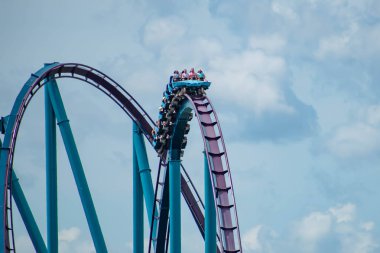 Orlando, Florida. 30 Haziran 2019 . Aquatica kulesi6 Mako roller coaster zevk insanların Müthiş görünümü.
