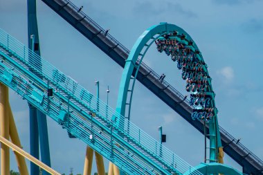 Orlando, Florida. 30 Haziran 2019. Aquatica Tower 3 eğlenceli Kraken rollercoaster olan insanların Amazing görünümü