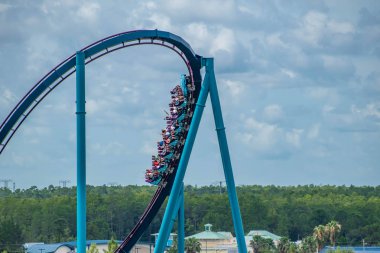 Orlando, Florida. 30 Haziran 2019. Seaworld 3'te lightblue gökyüzü bulutlu arka plan üzerinde Mako roller coaster zevk insanların Müthiş görünümü