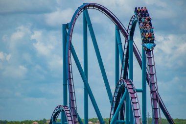 Orlando, Florida. 30 Haziran 2019. Seaworld 10 de lightblue gökyüzü bulutlu arka plan üzerinde eğlenceli Mako roller coaster olan insanların Müthiş görünümü.