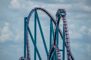 Orlando, Florida. 30 Haziran 2019. Seaworld 15 de lightblue gökyüzü bulutlu arka plan üzerinde eğlenceli Mako roller coaster olan insanların Müthiş görünümü