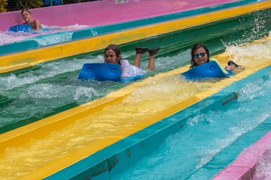 Orlando, Florida. 01 Temmuz 2019. İnsanlar Aquatica de Taumata Racer cazibe eğleniyor. Bu parkta en büyük heyecan 8.