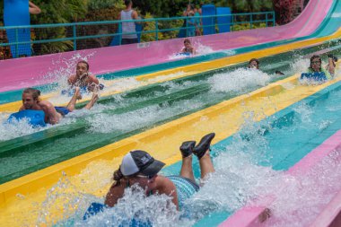 Orlando, Florida. 01 Temmuz 2019. İnsanlar Aquatica de Taumata Racer cazibe eğleniyor. Bu parkta en büyük heyecan 7.