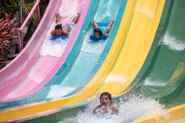 Orlando, Florida. 01 Temmuz 2019. İnsanlar Aquatica de Taumata Racer cazibe eğleniyor. ParkTaki en büyük heyecan 30.