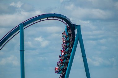 Orlando, Florida. 01 Temmuz 2019. Seaworld eğlenceli Mako roller coaster sahip insanların Amazing görünümü.