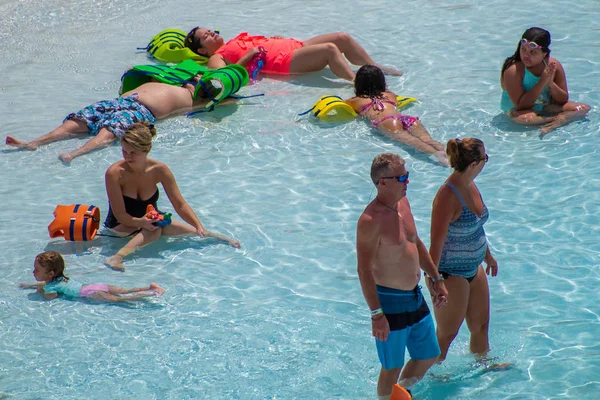 Орландо Флорида Июня 2019 Люди Наслаждающиеся Бассейном Солнечный День Акватике — стоковое фото