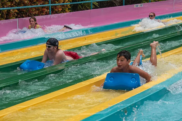 Orlando Florida Julio 2019 Gente Divirtiéndose Atracción Taumata Racer Aquatica — Foto de Stock