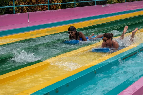 Orlando Florida Julio 2019 Gente Divirtiéndose Atracción Taumata Racer Aquatica —  Fotos de Stock