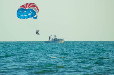 Clearwater Plajı, Florida. 24 Haziran 2019. İskele 60 bölgesinde bayboat ve parasail