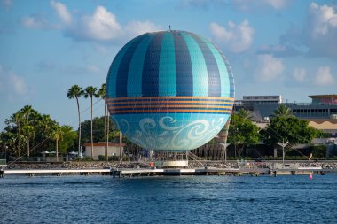 Orlando, Florida. 15 Haziran 2019. Buena Vista Gölü'nde Disney Springs hava balonu Panoramik görünümü .