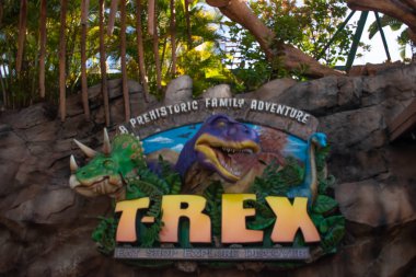 Orlando, Florida. 15 Haziran 2019. Lake Buena Vista Disney Springs Renkli T Rex işareti .