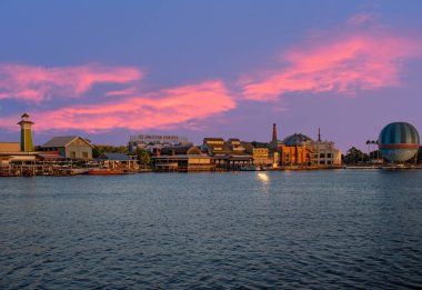 Orlando, Florida. 15 Haziran 2019. Buena Vista 1 Gölü'nde Disney Springs renkli gün batımı