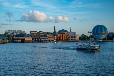 Orlando, Florida. 15 Haziran 2019. Lake Buena Vista 2'de Disney Springs'te rıhtım ve hava balonu panoramik görünümü