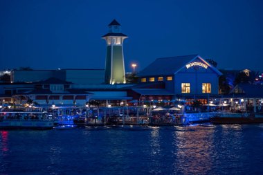 Orlando, Florida. 15 Haziran 2019. Disney Springs mavi gece renkli dockside Panoramik görünümü