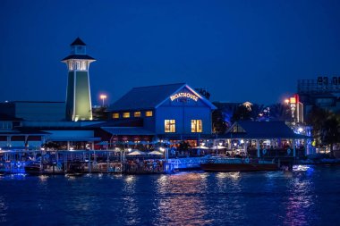 Orlando, Florida. 15 Haziran 2019. Lake Buena Vista'da Disney Springs mavi gece renkli dockside Panoramik görünümü