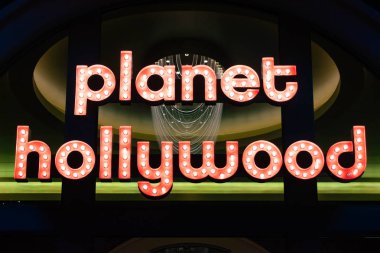 Orlando, Florida. 15 Haziran 2019. Lake Buena Vista'da Disney Springs ışıklı Planet Hollywood işareti üst görünümü 