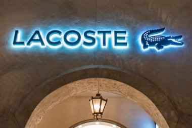 Orlando, Florida. 15 Haziran 2019. Lake Buena Vista'da Disney Springs Lacoste işareti ve logosu üst görünümü