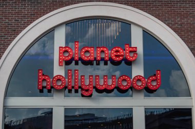 Orlando, Florida. 15 Haziran 2019. Lake Buena Vista'da Disney Springs Planet Hollywood işareti üst görünümü