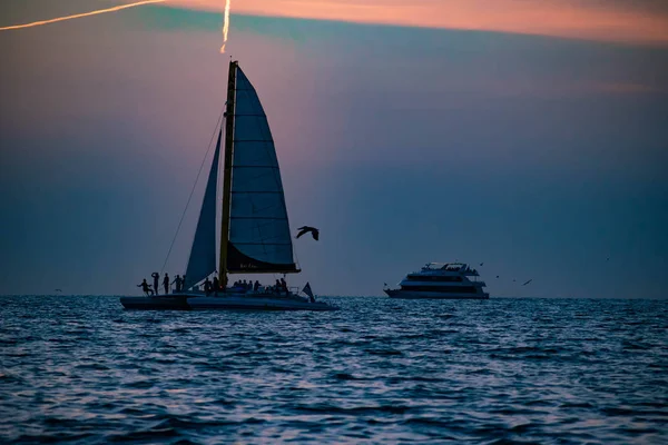 佛罗里达州清水海滩2019年6月24日 人们享受帆船和豪华Yate在五颜六色的日落背景在海湾海岸海滩1 — 图库照片